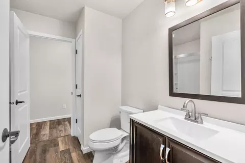 Bath - 609 Creekview Ln, Appleton, WI 54915 photo 1 of 4