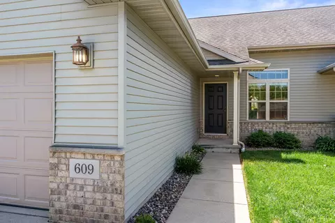 Exterior - 609 Creekview Ln, Appleton, WI 54915 photo 3 of 5