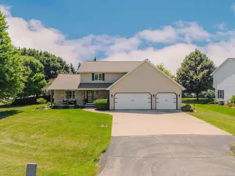 51 Overland Trl, Oshkosh, WI 54904