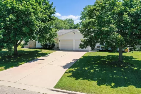 3641 E River Dr, Green Bay, WI 54301