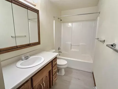 Bath - w3181 Westowne Court, Appleton, WI 54915 photo 2 of 4