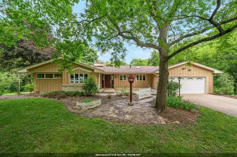 w270s3575 Oak Knoll Dr, Waukesha, WI 53189