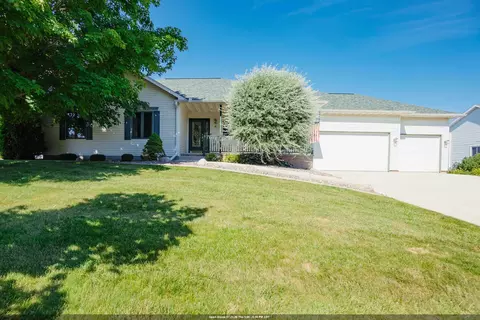 8 Hampton Ct, Fond Du Lac, WI 54935