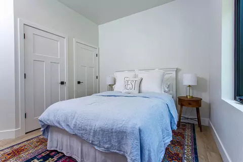 Bedroom - 6892 Bay Shore Dr, Egg Harbor, WI 54209 photo 3 of 9