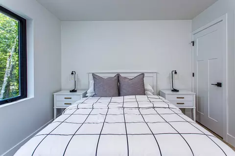 Bedroom - 6892 Bay Shore Dr, Egg Harbor, WI 54209 photo 9 of 9