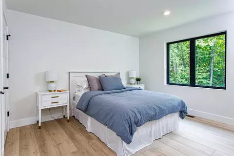 Bedroom - 6892 Bay Shore Dr, Egg Harbor, WI 54209 photo 4 of 9