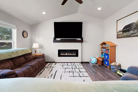 Living - 130 Golf Course Dr, Wrightstown, WI 54180 photo 2 of 4