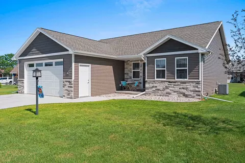 Exterior - 130 Golf Course Dr, Wrightstown, WI 54180 photo 3 of 7