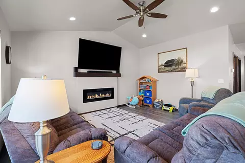 Living - 130 Golf Course Dr, Wrightstown, WI 54180 photo 3 of 4