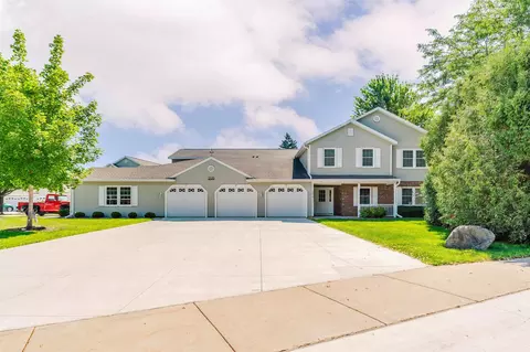 2520 Village Ln #A, Oshkosh, WI 54904
