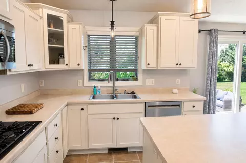 Kitchen - 4801 N Benview Ct, Appleton, WI 54913 photo 2 of 3