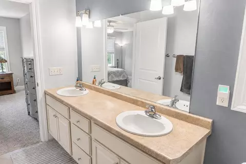 Bath - 4801 N Benview Ct, Appleton, WI 54913 photo 2 of 5