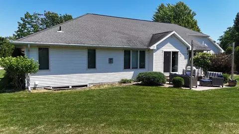 Exterior - 4801 N Benview Ct, Appleton, WI 54913 photo 2 of 11