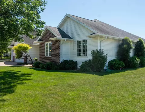 Exterior - 4801 N Benview Ct, Appleton, WI 54913 photo 5 of 11