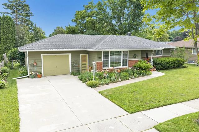 1762 Chateau Dr, Green Bay, WI 54304