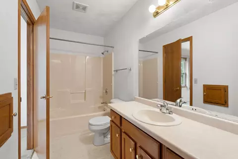 Bath - n162 Hopfensperger Road, Appleton, WI 54915 photo 2 of 3
