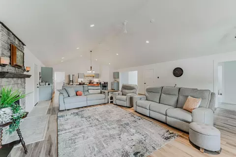 661 E River Dr, Omro, WI 54963 photo 9