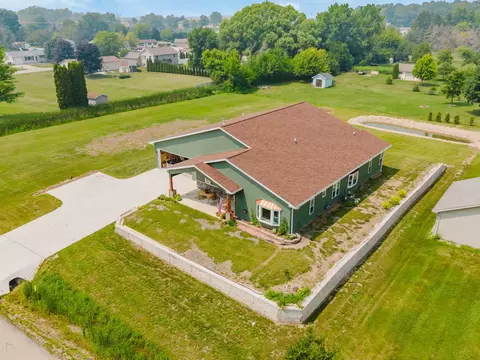 661 E River Dr, Omro, WI 54963 photo 2