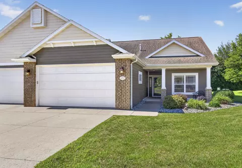 1717 Oak Hollow Ln, Neenah, WI 54956