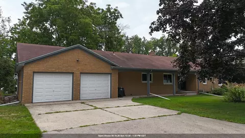 853 Neff Ct, Neenah, WI 54956