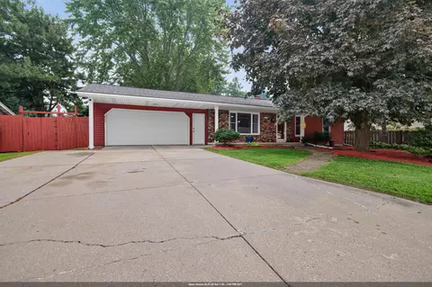 511 S Superior Rd, Green Bay, WI 54311
