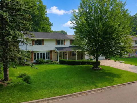 559 Hilltop Dr, Green Bay, WI 54301