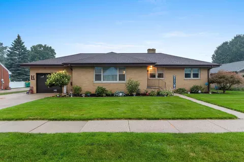 1237 Bond St, Green Bay, WI 54303