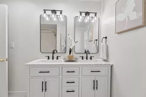 Bath - 2219 N Union St, Appleton, WI 54911 photo 3 of 4