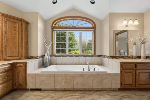 Bath - w2880 Oakridge Drive, Appleton, WI 54915 photo 3 of 8