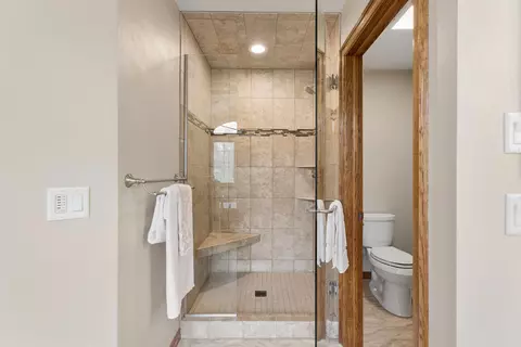 Bath - w2880 Oakridge Drive, Appleton, WI 54915 photo 4 of 8