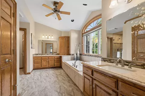 Bath - w2880 Oakridge Drive, Appleton, WI 54915 photo 2 of 8