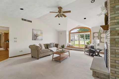 Living - w2880 Oakridge Drive, Appleton, WI 54915 photo 3 of 4