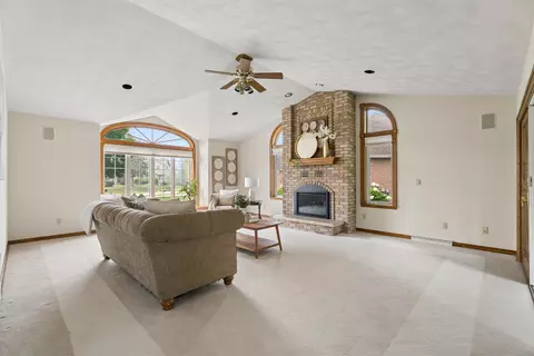 Living - w2880 Oakridge Drive, Appleton, WI 54915 photo 2 of 4