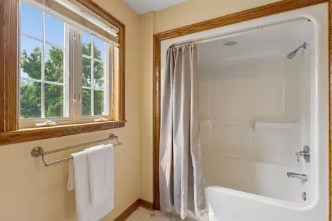 Bath - w2880 Oakridge Drive, Appleton, WI 54915 photo 7 of 8