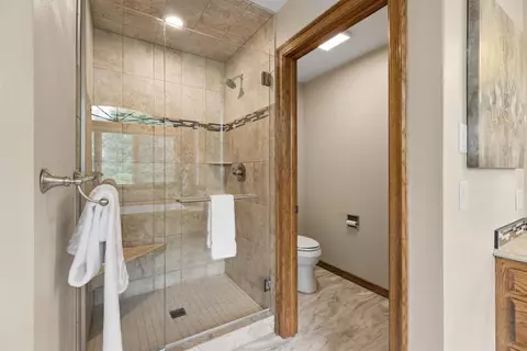 Bath - w2880 Oakridge Drive, Appleton, WI 54915 photo 5 of 8
