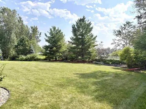 Exterior - 2701 E Glenhurst Ln, Appleton, WI 54913 photo 6 of 9