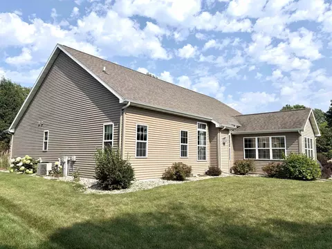 Exterior - 2701 E Glenhurst Ln, Appleton, WI 54913 photo 3 of 9