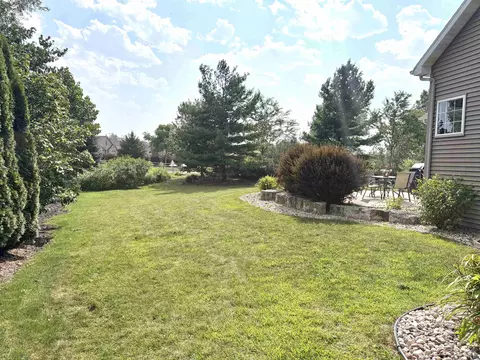Exterior - 2701 E Glenhurst Ln, Appleton, WI 54913 photo 5 of 9