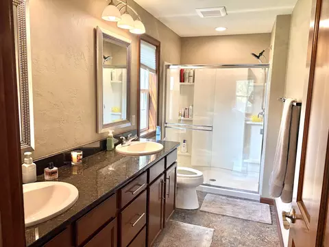 Bath - 2701 E Glenhurst Ln, Appleton, WI 54913 photo 2 of 4