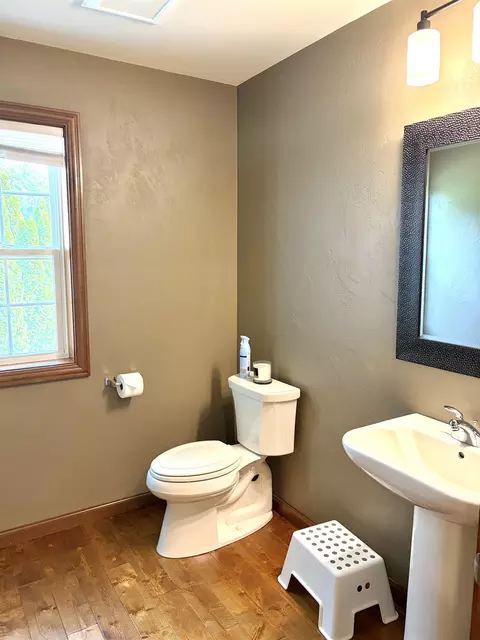 Bath - 2701 E Glenhurst Ln, Appleton, WI 54913 photo 1 of 4
