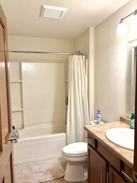 Bath - 2701 E Glenhurst Ln, Appleton, WI 54913 photo 3 of 4