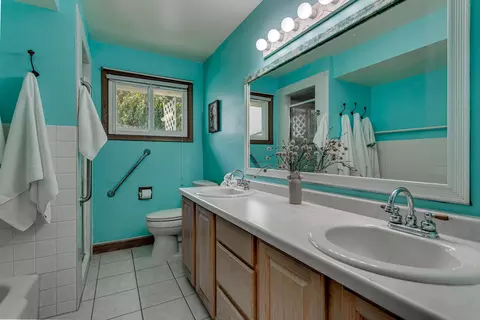 Bath - 915 E Grant St, Appleton, WI 54911 photo 2 of 3