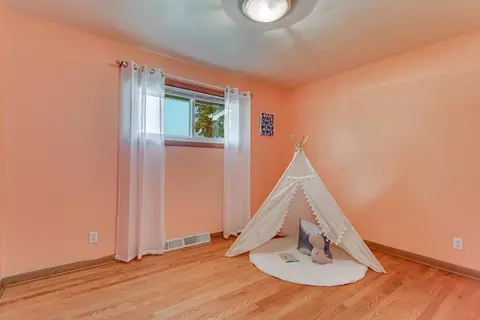 Bedroom - 915 E Grant St, Appleton, WI 54911 photo 5 of 10