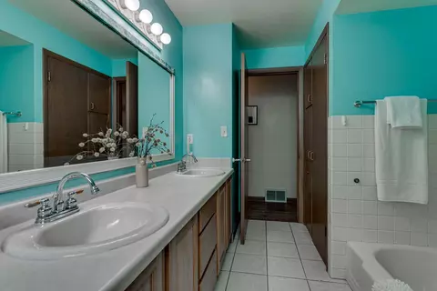 Bath - 915 E Grant St, Appleton, WI 54911 photo 3 of 3