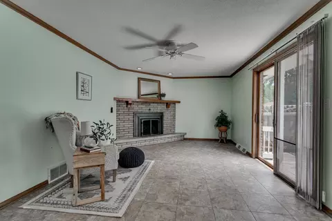 Living - 915 E Grant St, Appleton, WI 54911 photo 6 of 9