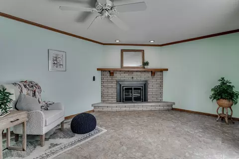 Living - 915 E Grant St, Appleton, WI 54911 photo 7 of 9