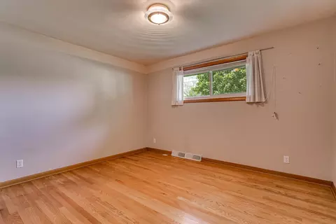 Bedroom - 915 E Grant St, Appleton, WI 54911 photo 8 of 10