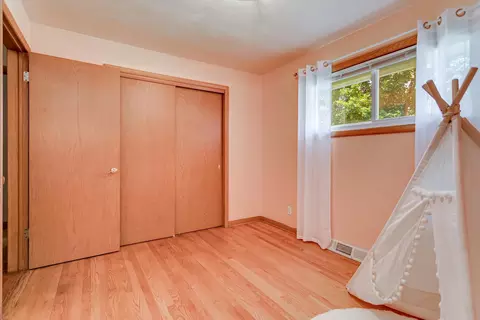 Bedroom - 915 E Grant St, Appleton, WI 54911 photo 7 of 10