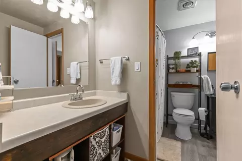 Bath - 530 E Mitchell Ave, Appleton, WI 54915 photo 2 of 8