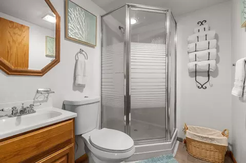 Bath - 530 E Mitchell Ave, Appleton, WI 54915 photo 6 of 8